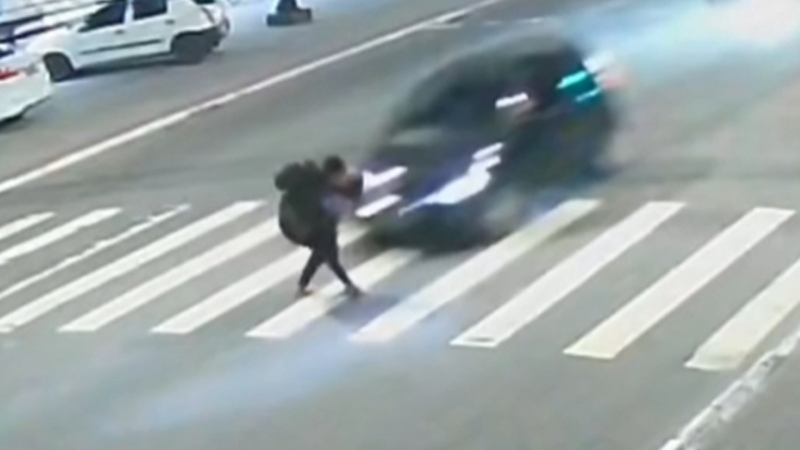 LUTO:Morre menina de 5 anos atropelada no colo da mãe na fai…Veja video das cameras abaixo