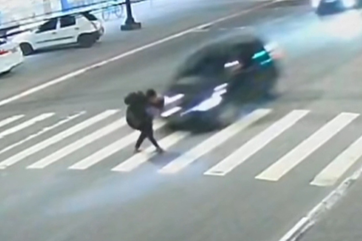 LUTO:Morre menina de 5 anos atropelada no colo da mãe na fai…Veja video das cameras abaixo