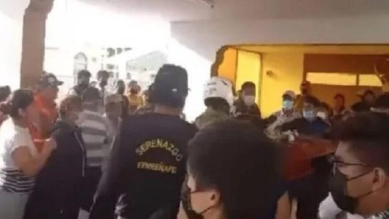 Cadáv3r acena para amigos e familiares pelo vidro do caixão no momento do enterr0; Assista ao vídeo que….ver mais