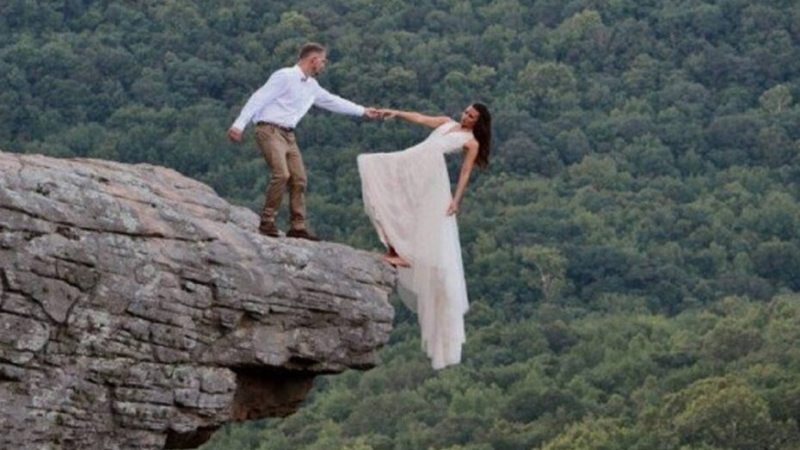 LUTO: Noivos se arriscam na beira do penhasco e tiram a foto perfeita, eles soltaram as mãos quando o….ver mais.