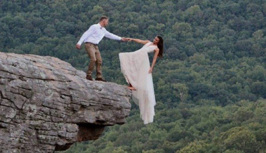 LUTO: Noivos se arriscam na beira do penhasco e tiram a foto perfeita, eles soltaram as mãos quando o….ver mais.