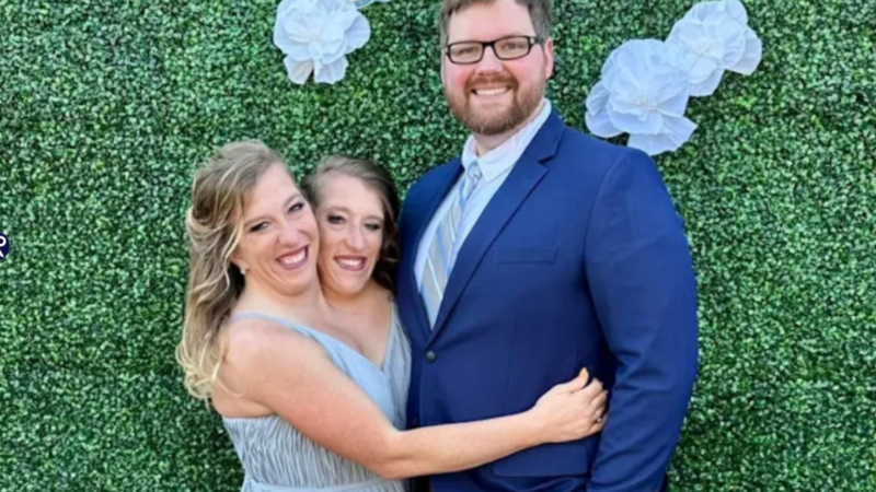 🤔😳homem casa com, siamesas uma delas avisou que continua solteira.Ver mais