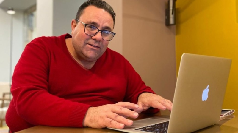 Jornalista é achado morto com mãos amarradas e sinais de estrang…Veja mais