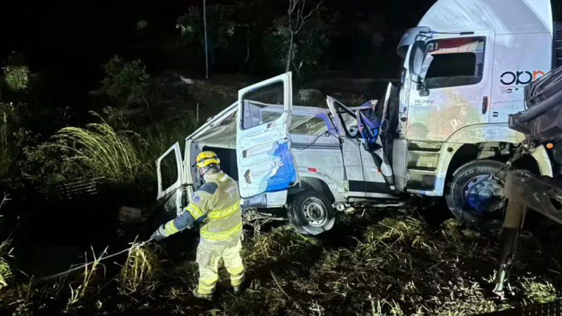 Meu Deus: Acidente entre Van e Caminhão deixa mais vários m0rtos, entre as vitimas estava o M… ver mais