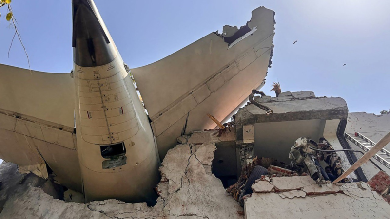 QUINTA DE LUTO: Avião acaba de cair com 244 pessoas a bordo em S… Ver mais