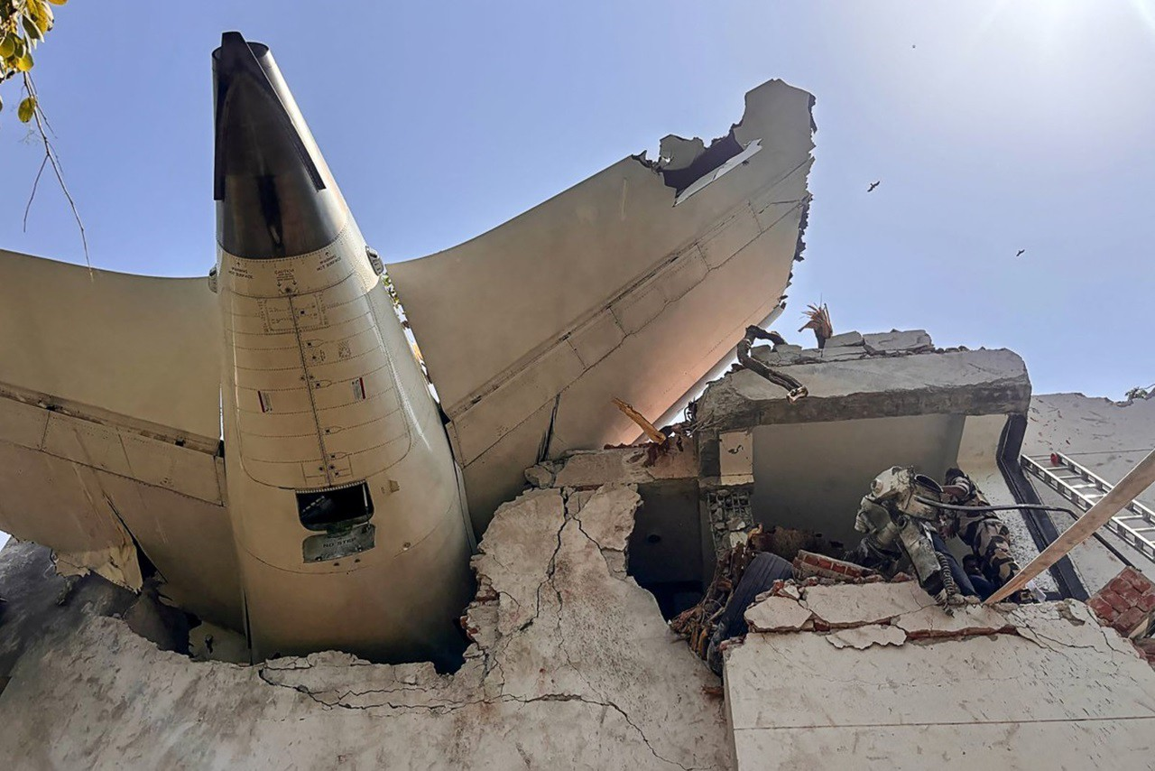 QUINTA DE LUTO: Avião acaba de cair com 244 pessoas a bordo em S… Ver mais