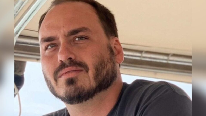 BOMBA: Filho de Bolsonaro Afirma Ter Sido Violentad0 Pel0 Seu Própri0…Ver mais