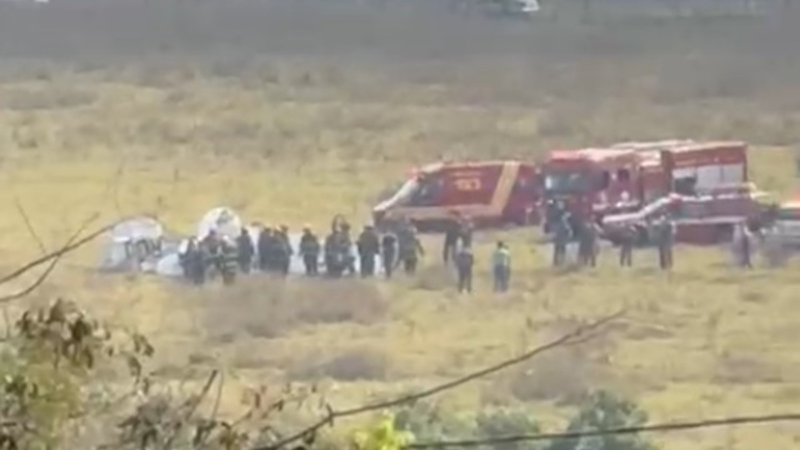 Avião de pequeno porte cai em São José do Rio Preto e Bombeiros confirmam mor…Veja mais