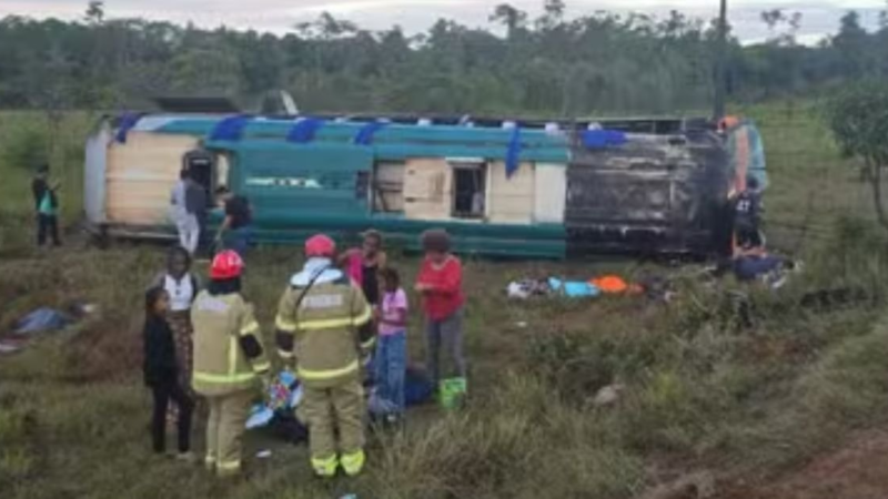 Ônibus de vi4gem c0m 31 pessoas TOMBA na BR-156 e deixa vítimas e….ver mais