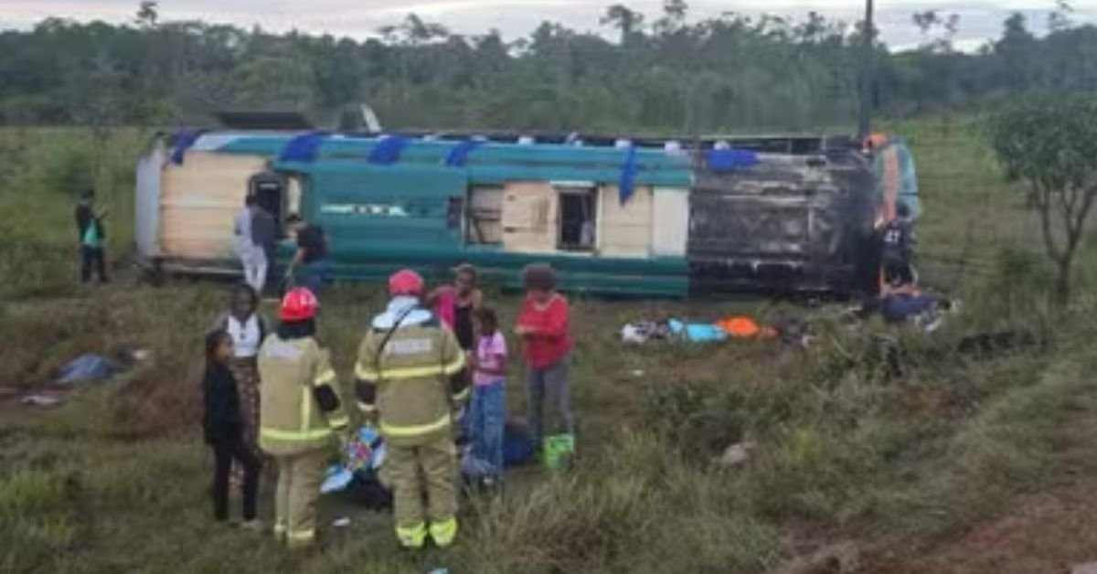 Ônibus de vi4gem c0m 31 pessoas TOMBA na BR-156 e deixa vítimas e….ver mais